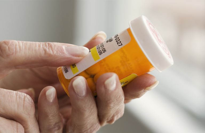 Thử nghiệm lâm sàng về sử dụng glucocorticoid trong viêm phổi mắc phải cộng đồng